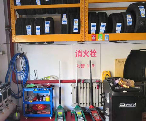 LH Custom Logo Heavy Duty Tack Rack Rack ، دیوار آویزان رک تایر ضخیم ، قفسه نمایش فولادی برای فروشگاه